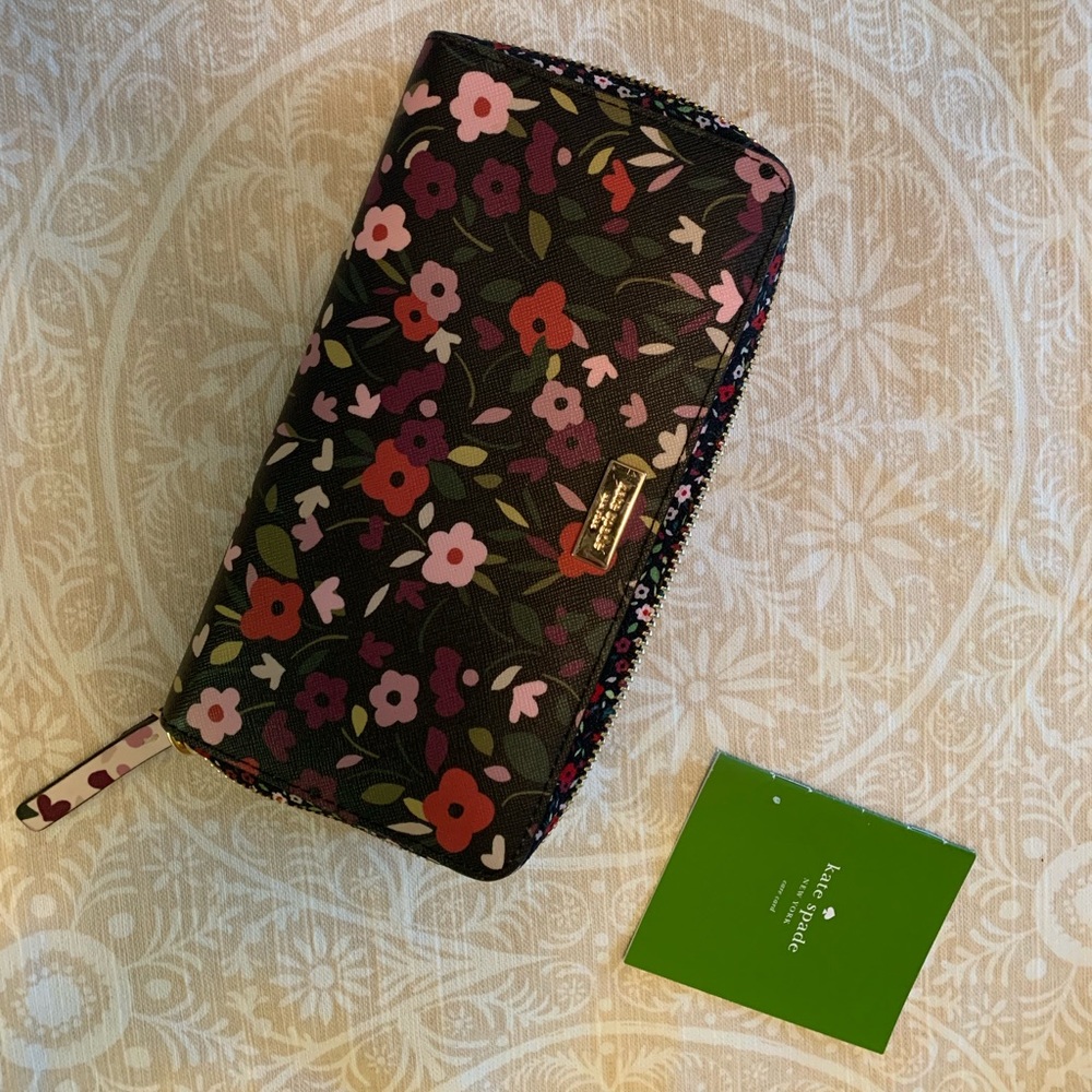 Kate spade ♠️ flowery wallet! 🌸